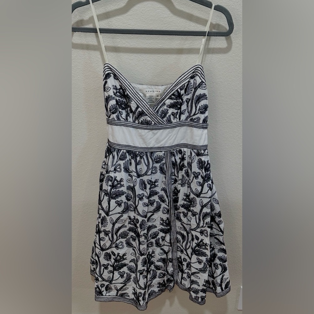Max Studio Black and White embroidered Floral Dress size Medium